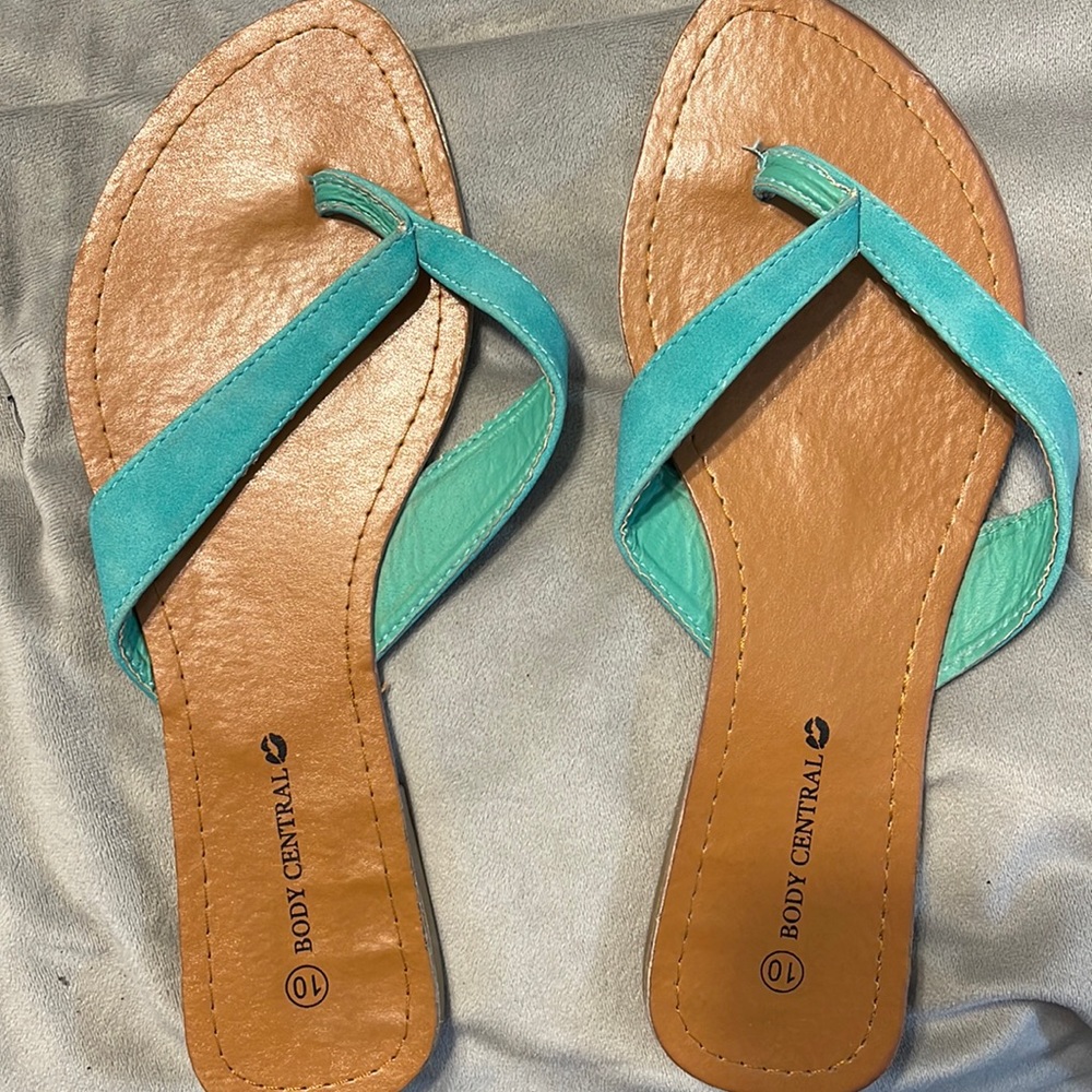 Body central turquoise flip flops size 10 so cute camel color for shoe